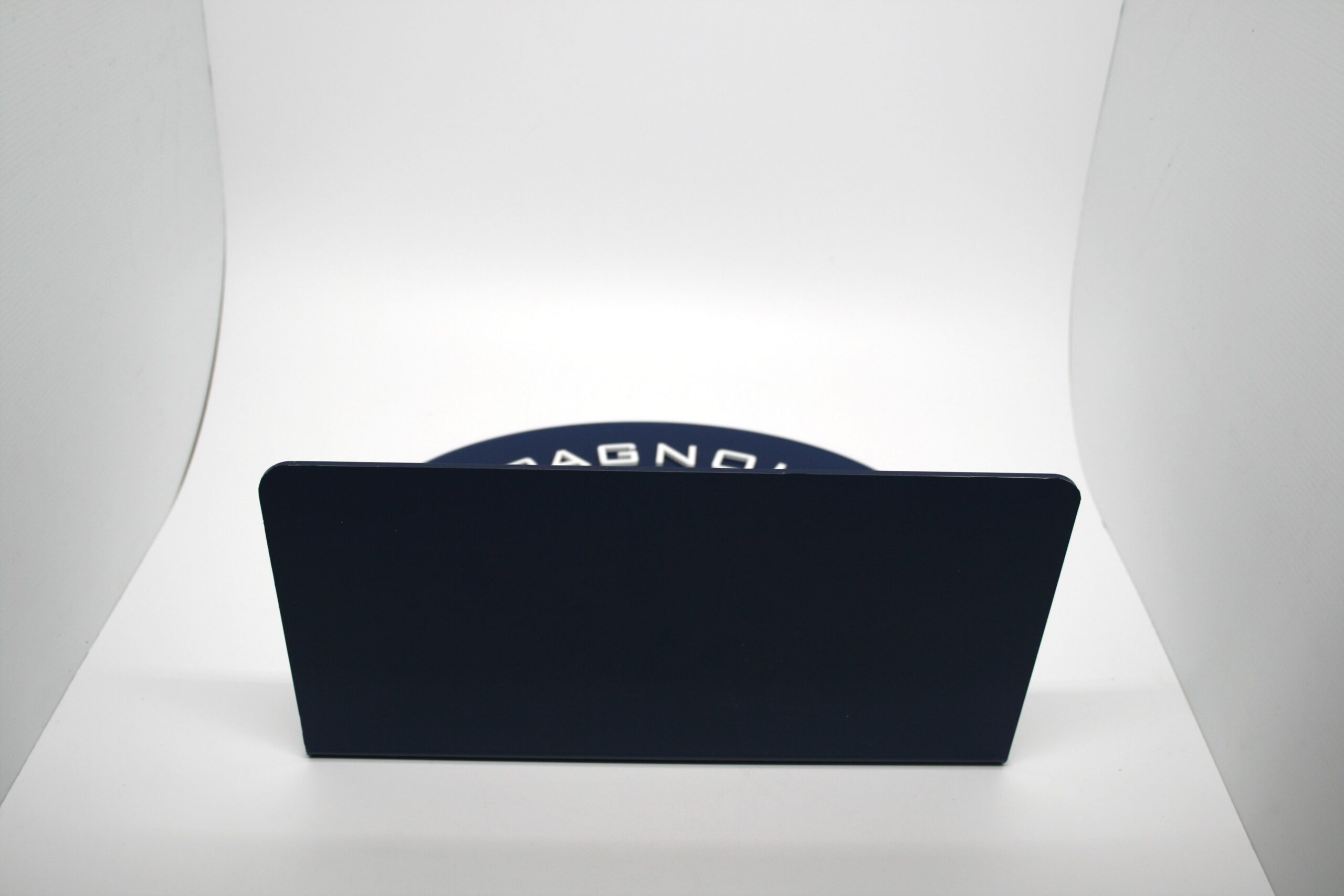 Metacrilato plegado con vinilo y letras en metacrilato blanco - Imagen 5