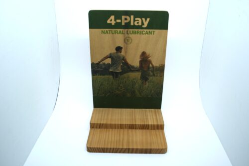 Display en madera con impresión digital y fresado
