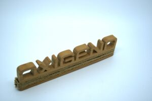 Display en madera fresada y material personalizado - Imagen 2
