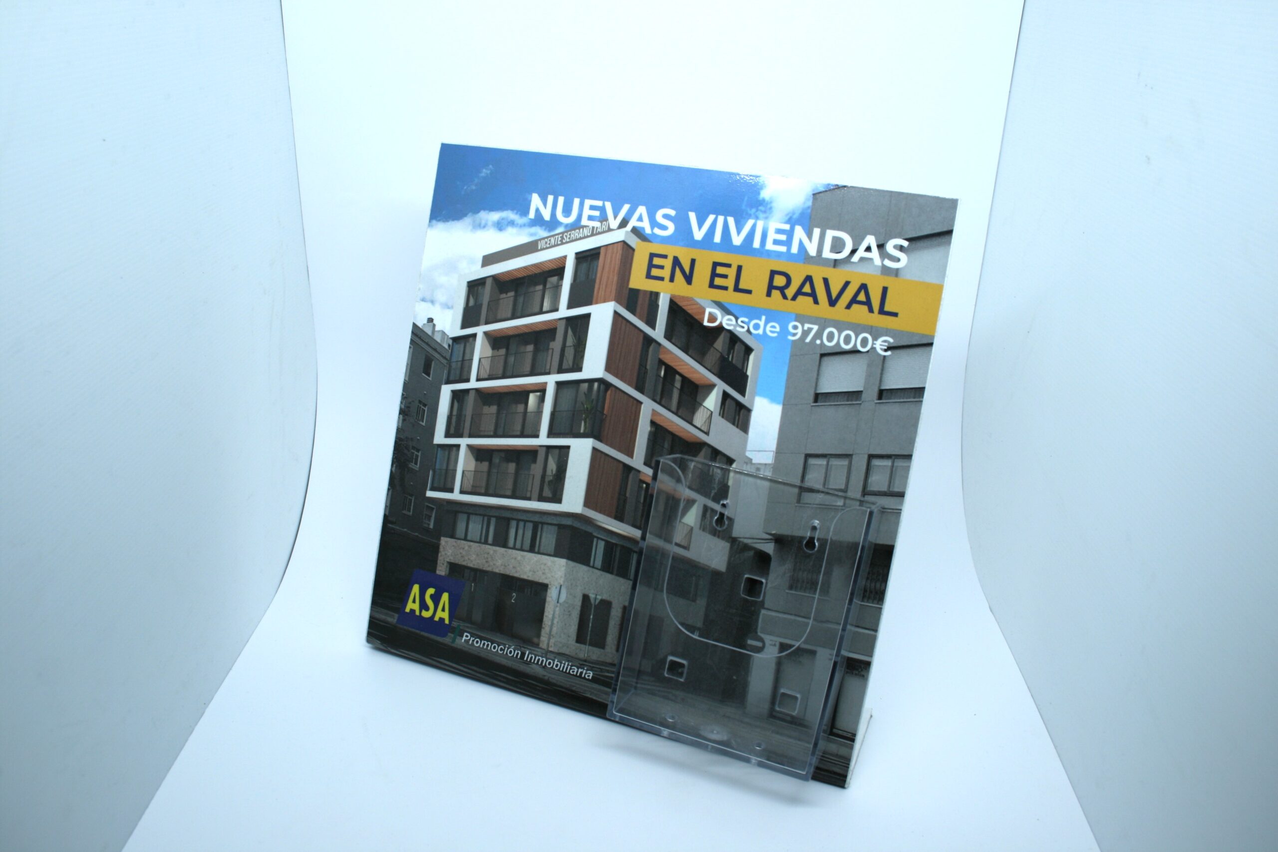 Display en PVC con vinilo y cajetín para folletos - Imagen 3