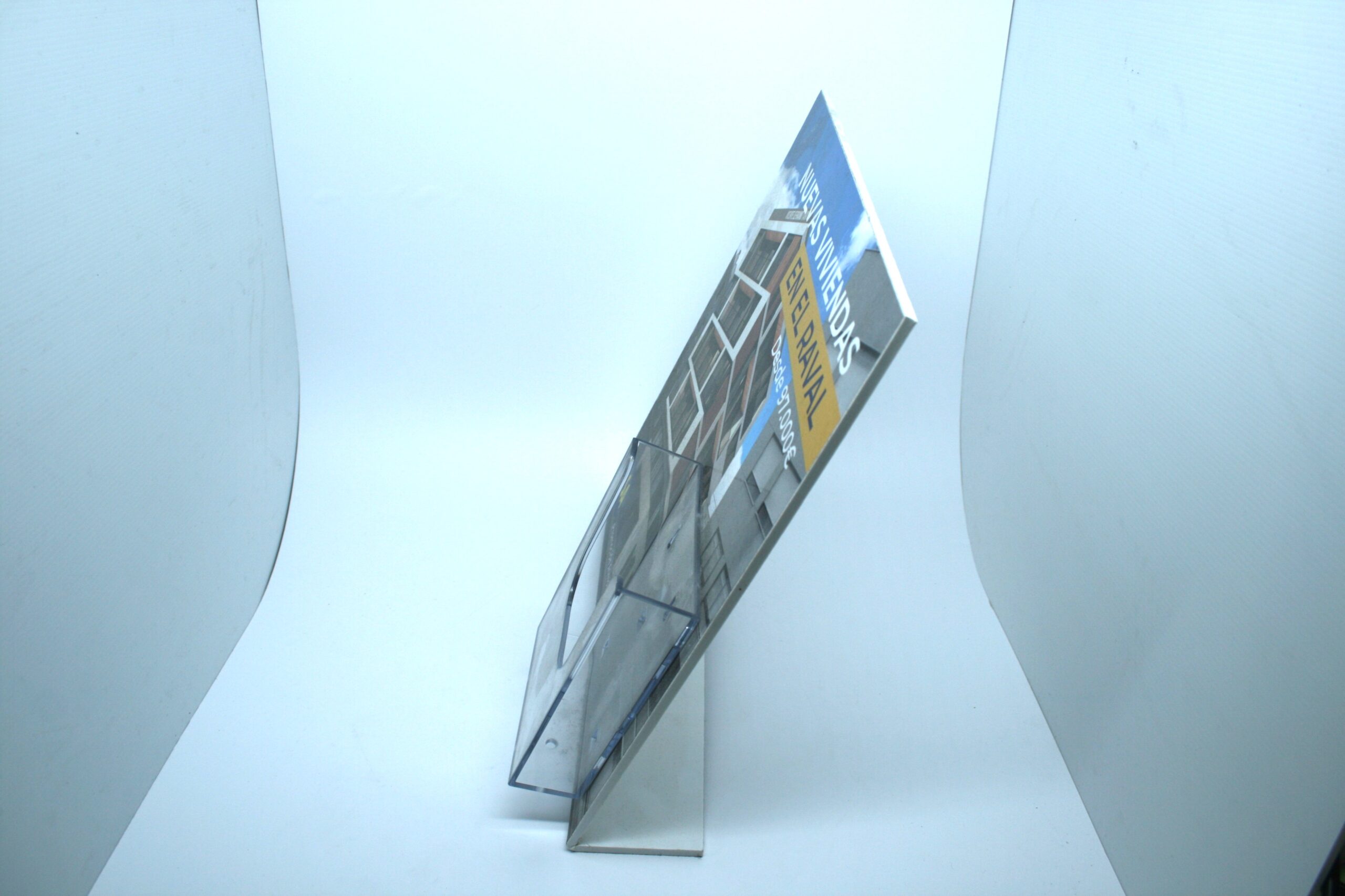Display en PVC con vinilo y cajetín para folletos - Imagen 4